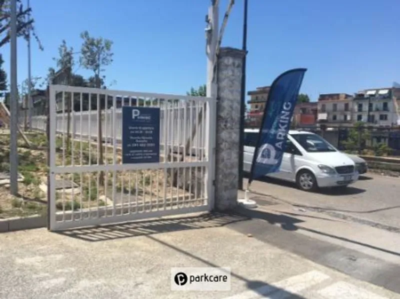 Cancello di ingresso al Parcheggio Ufficiale Napoli