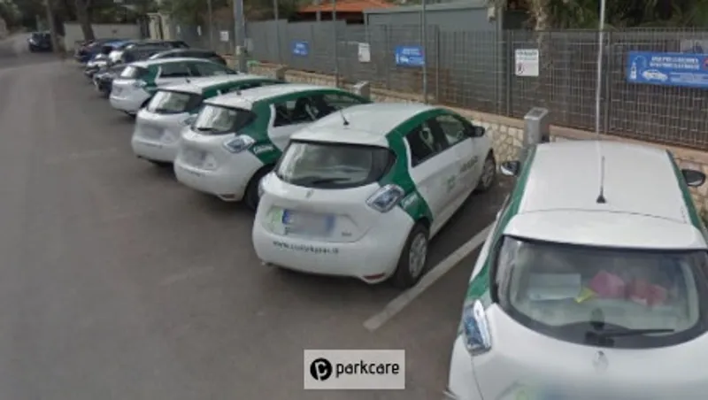 Flotta di auto elettriche in ricarica in Park and Fly Palermo