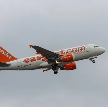 Aereo EasyJet parcheggiato